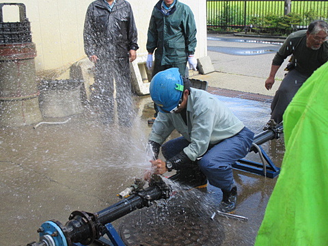 サドル分水栓の不断水取替工法