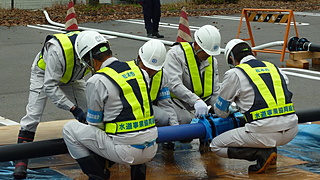 異形管接手で配水用ポリエチレン管を接続し、復旧する