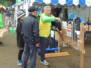 水道の模型を使って仕組みの説明をしています