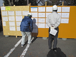 看板類をチェックする様子