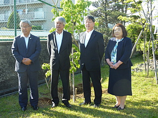 記念植樹をしていただいた坪田副市長、草田理事長、上條議長、中島建設環境委員長